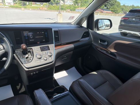 Used 2017 Toyota Sienna Limited FWD image 7