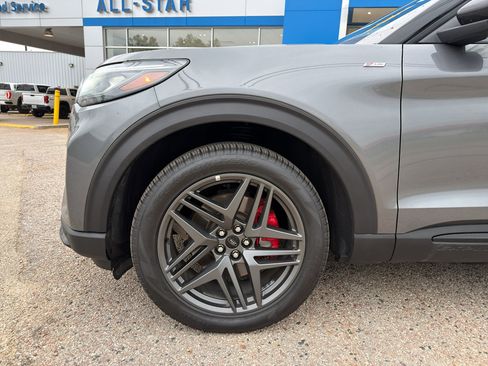 Used 2025 Ford Explorer ST-Line w/ ST-Line Street Pack AWD/4WD image 2