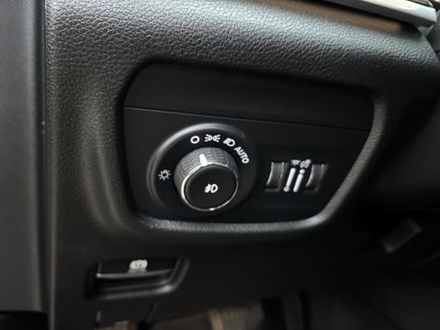 Used 2022 Jeep Grand Cherokee Limited image 23