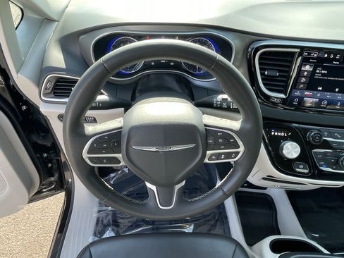 Used 2023 Chrysler Pacifica Touring-L FWD image 13
