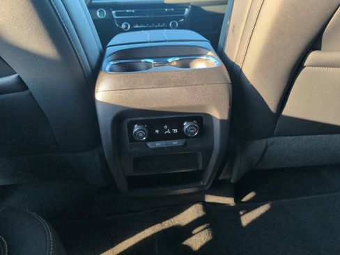 Used 2025 Chevrolet Traverse LT image 26
