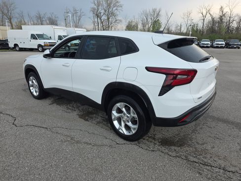 Used 2024 Chevrolet Trax LS w/ LS Convenience Package image 5