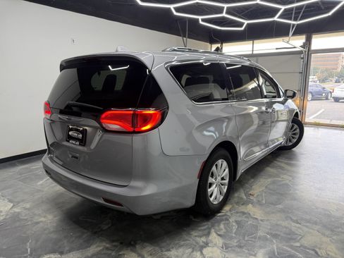 Used 2018 Chrysler Pacifica Touring-L w/ Advanced Safetytec Group FWD image 5