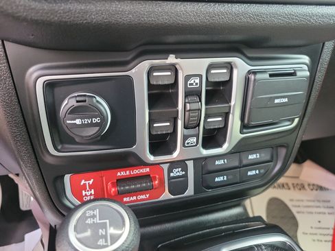 Used 2025 Jeep Gladiator Sport AWD/4WD image 25