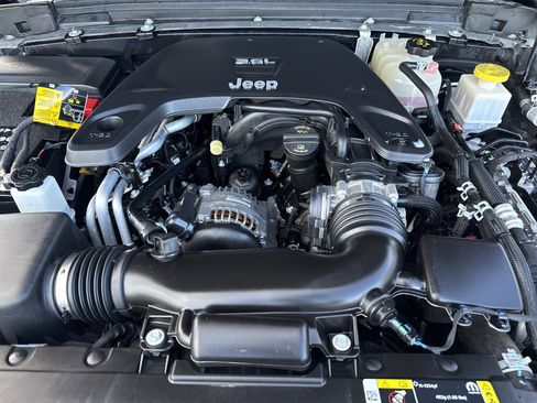 Used 2021 Jeep Gladiator Sport image 28