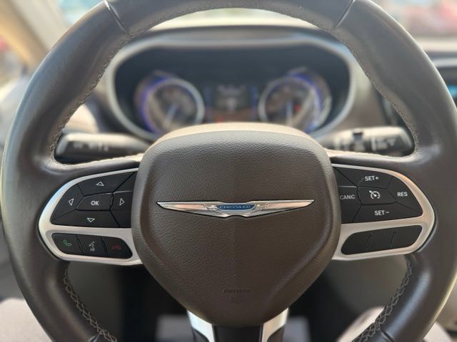Used 2017 Chrysler Pacifica Touring-L FWD image 10