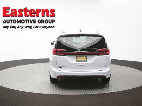 Used 2024 Chrysler Pacifica Touring-L FWD image 37