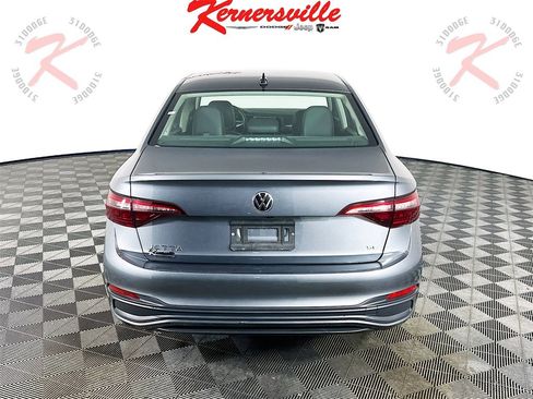 Used 2024 Volkswagen Jetta SE image 6