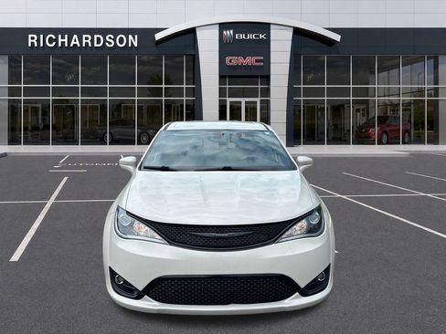 Used 2020 Chrysler Pacifica Touring w/ S Appearance Package FWD image 9