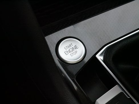 Used 2025 Volkswagen Taos SE image 29