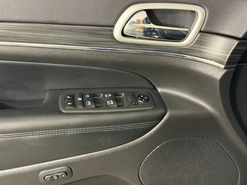 Used 2021 Jeep Grand Cherokee Limited w/ Premium Lighting Group AWD/4WD image 14