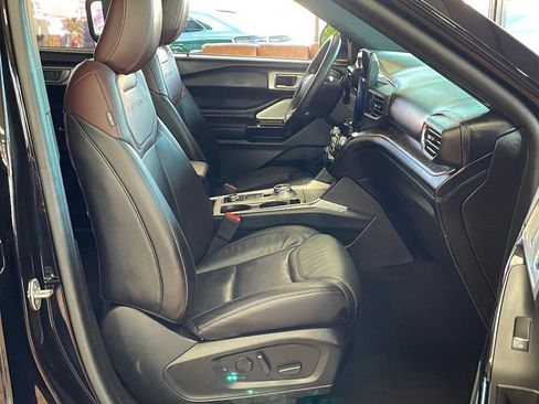 Used 2023 Ford Explorer Platinum w/ Technology Package AWD/4WD image 28