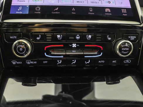Used 2022 Jeep Grand Cherokee Overland w/ Luxury Tech Group IV AWD/4WD image 35