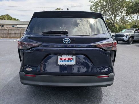Used 2023 Toyota Sienna LE w/ LE Plus Package FWD image 5