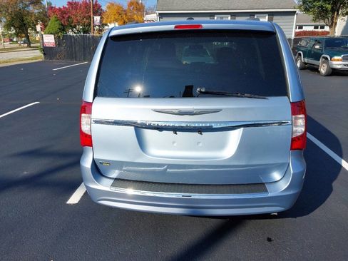 Used 2013 Chrysler Town & Country Touring image 13