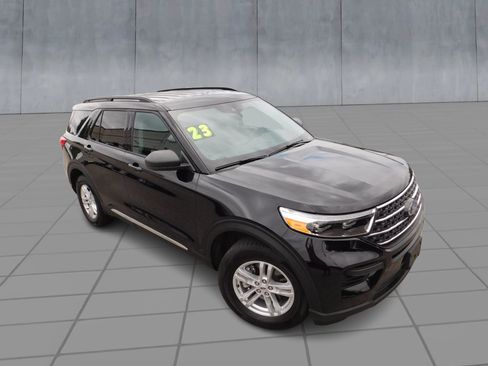 Used 2023 Ford Explorer XLT AWD/4WD image 2