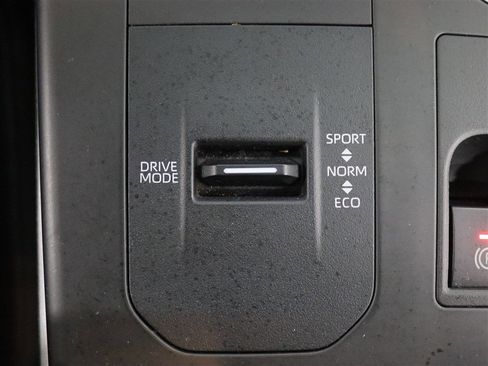 Used 2023 Toyota Highlander XLE image 29