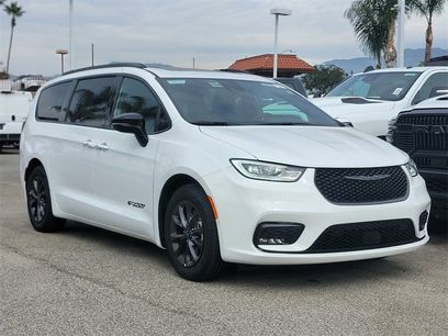 New 2025 Chrysler Pacifica Select w/ Fav Edition Package
