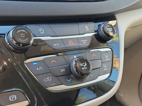 Used 2022 Chrysler Voyager LX FWD image 31