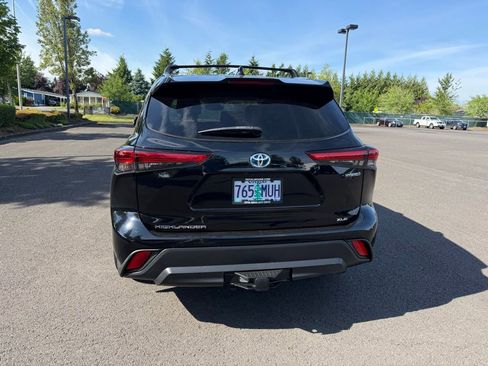 Used 2021 Toyota Highlander XLE AWD/4WD image 6