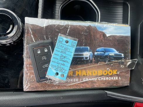 Used 2025 Jeep Grand Cherokee Laredo X w/ Luxury Tech Group I AWD/4WD image 10