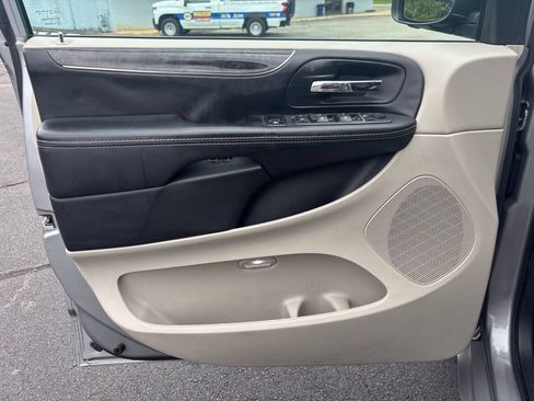 Used 2016 Chrysler Town & Country Touring FWD image 12