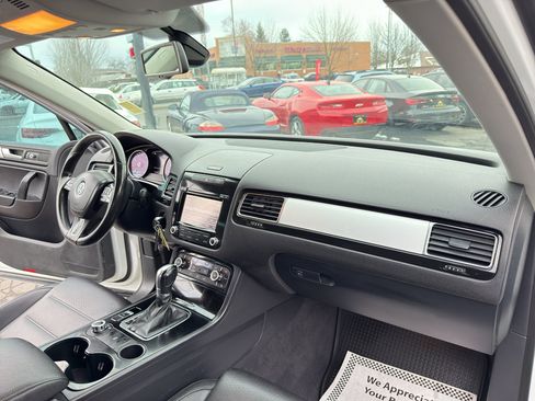 Used 2013 Volkswagen Touareg VR6 image 16