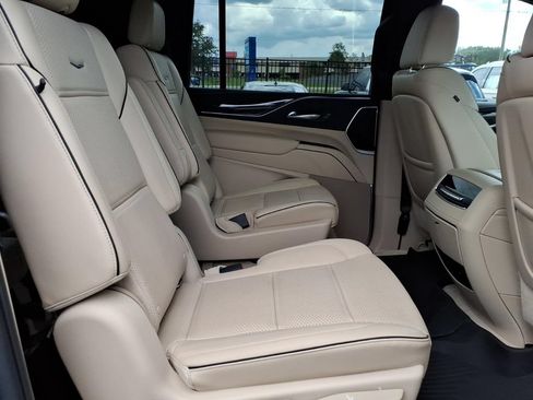 Used 2021 Cadillac Escalade ESV Premium Luxury w/ Performance Package AWD/4WD image 16