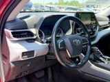 Used 2021 Toyota Highlander XLE image 3