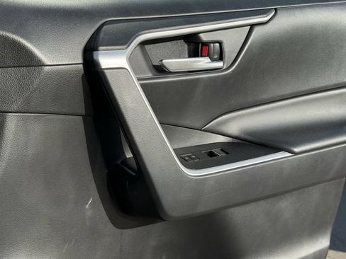 Used 2025 Toyota RAV4 XLE FWD image 28