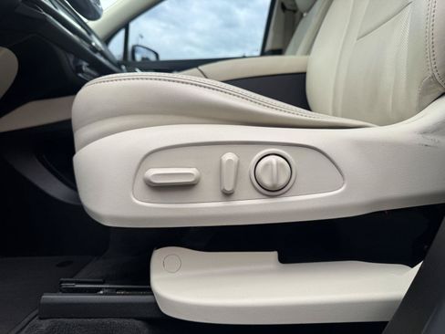 Used 2022 Buick Enclave Essence w/ Experience Buick Package FWD image 16