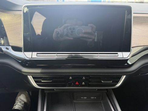 Used 2024 Volkswagen Atlas SE image 24