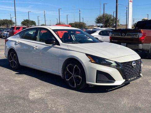 Used 2025 Nissan Altima 2.5 SR image 3