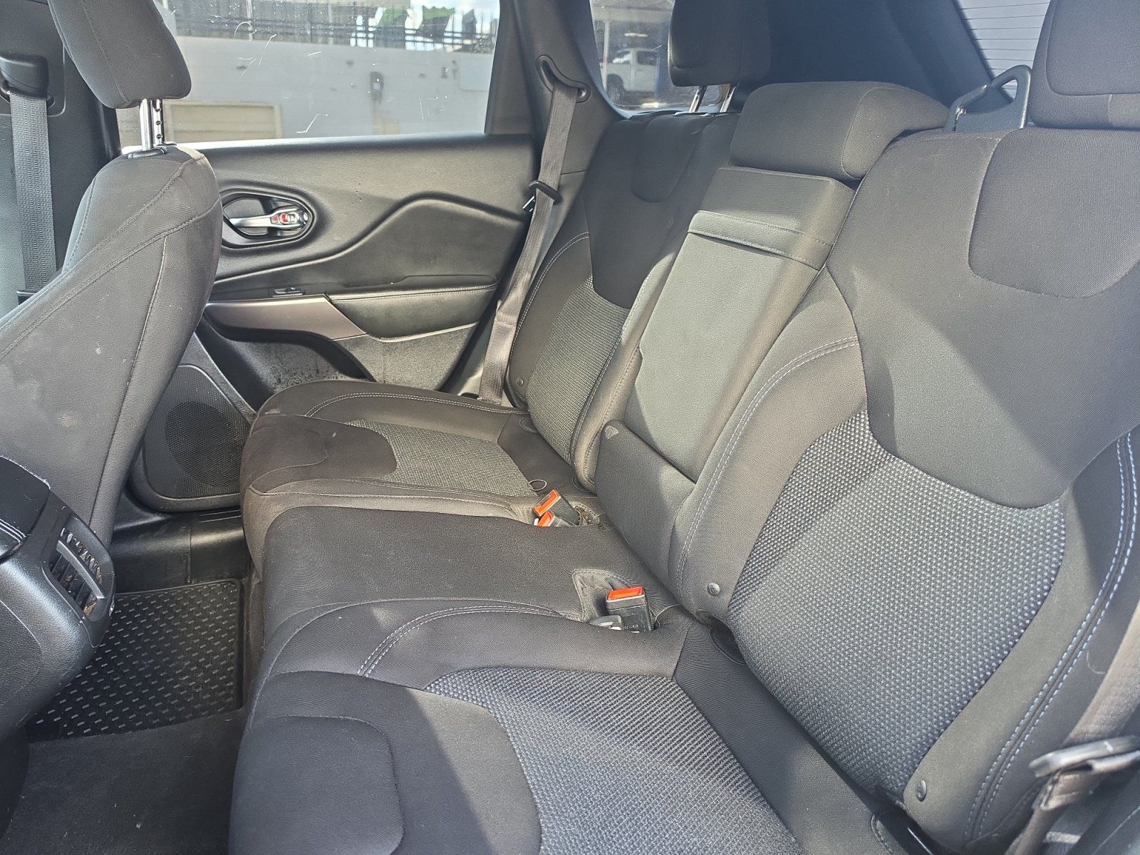 Used 2019 Jeep Cherokee Latitude w/ Cold Weather Group AWD/4WD image 21