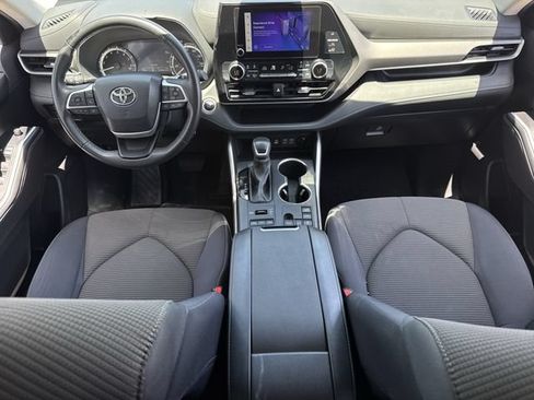Used 2024 Toyota Highlander LE AWD/4WD image 9