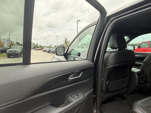Used 2024 Hyundai Venue SE FWD image 21