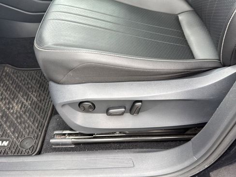 Used 2022 Volkswagen Tiguan SE image 17