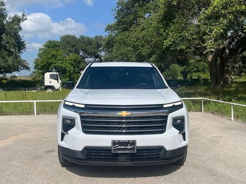 Used 2026 Chevrolet Traverse LT FWD image 2