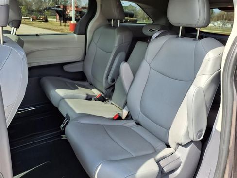 Certified 2021 Toyota Sienna XLE image 17