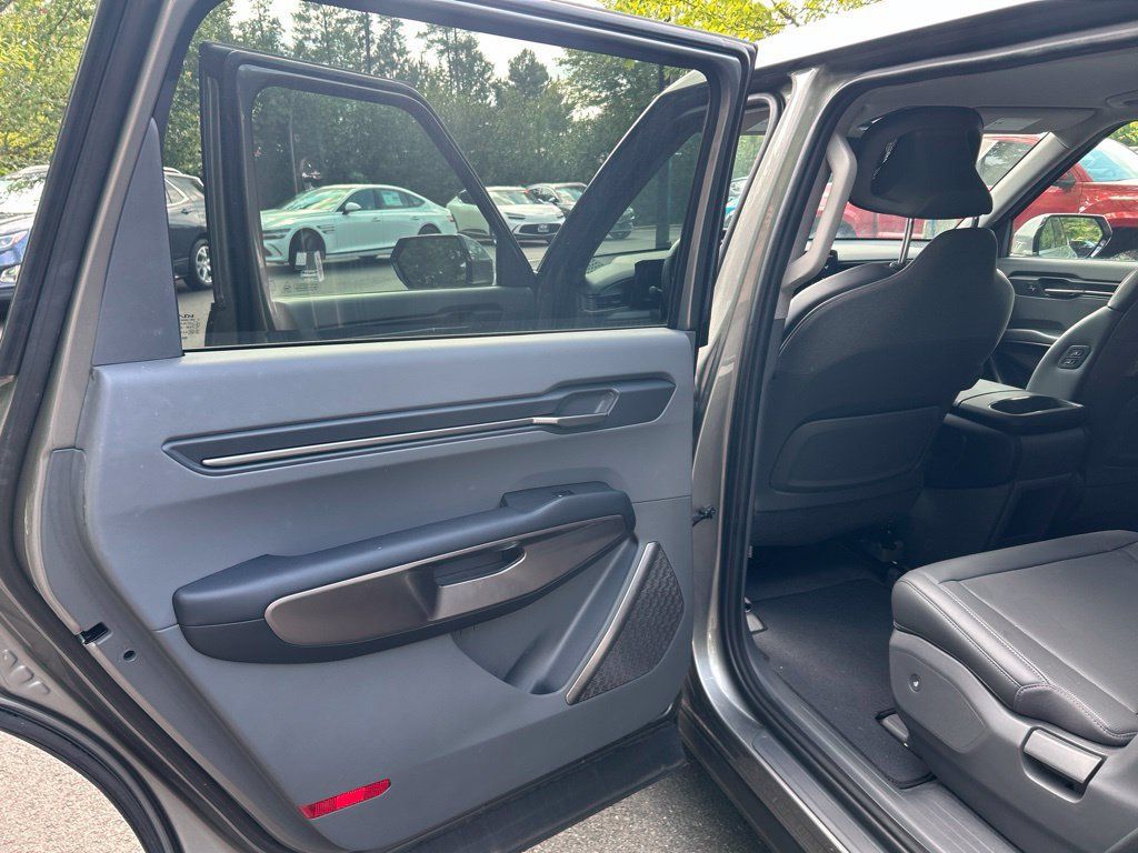 Used 2024 Kia EV9 Light Long Range RWD image 18