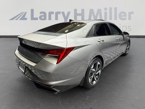 Used 2022 Hyundai Elantra SEL w/ Convenience + Premium Package FWD image 5