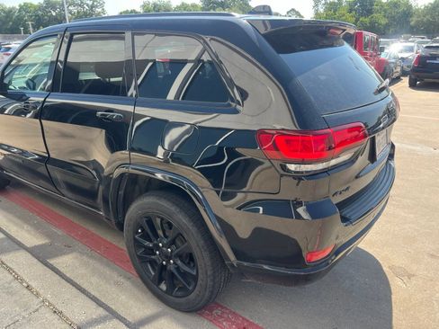 Used 2017 Jeep Grand Cherokee Altitude AWD/4WD image 6