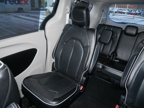 Used 2023 Chrysler Pacifica Limited image 12