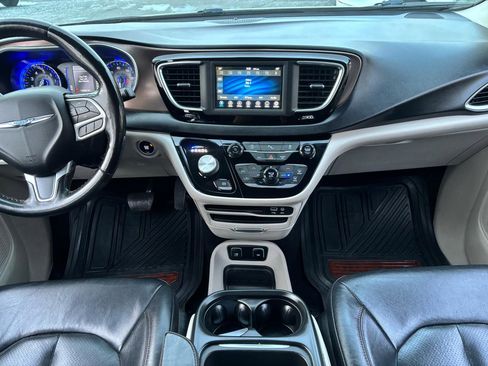 Used 2019 Chrysler Pacifica Touring-L image 8