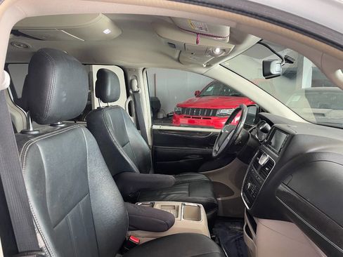 Used 2016 Chrysler Town & Country Touring image 31