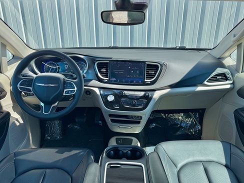 Used 2024 Chrysler Pacifica Touring-L FWD image 33