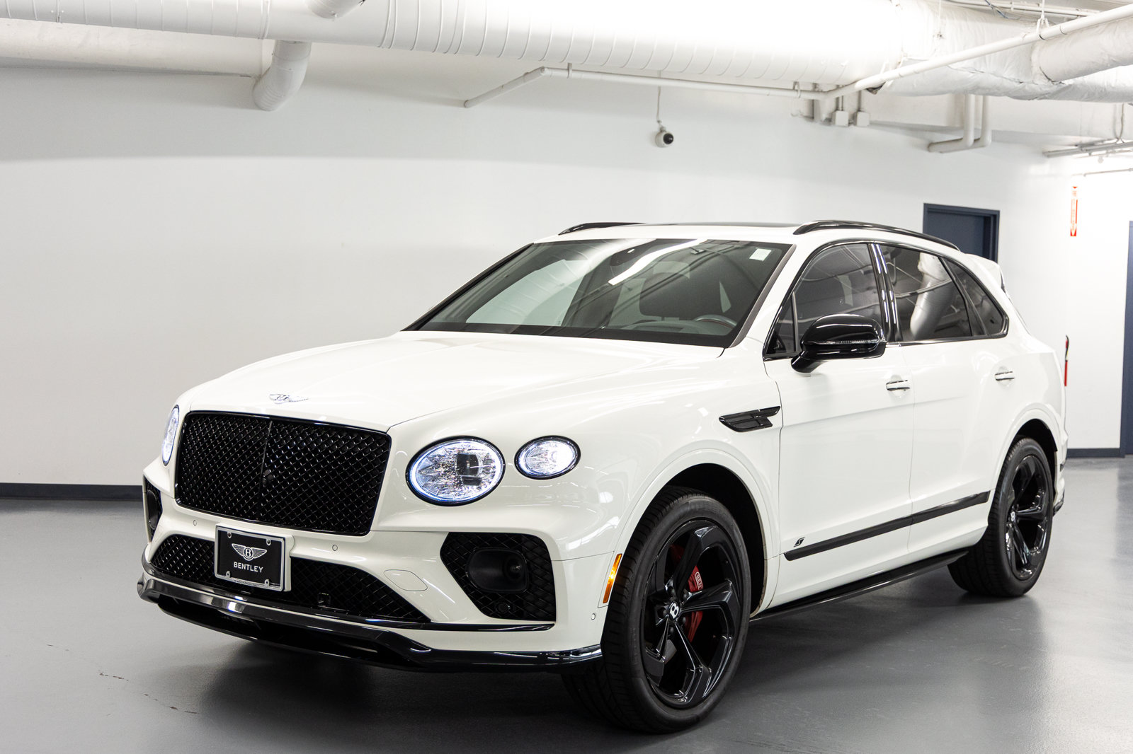 Used 2023 Bentley Bentayga AWD/4WD image 2