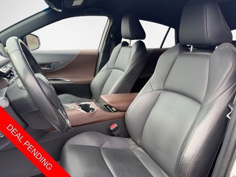 Used 2023 Toyota Venza XLE image 12