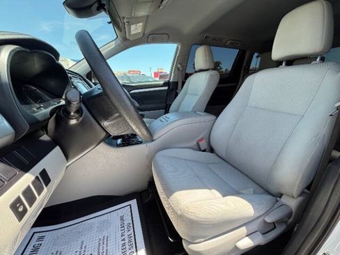 Used 2019 Toyota Highlander LE FWD image 16