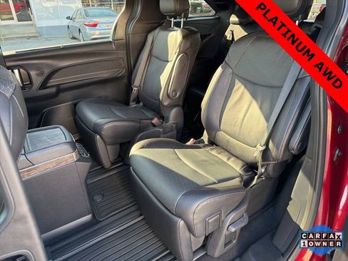 Used 2025 Toyota Sienna Platinum image 17